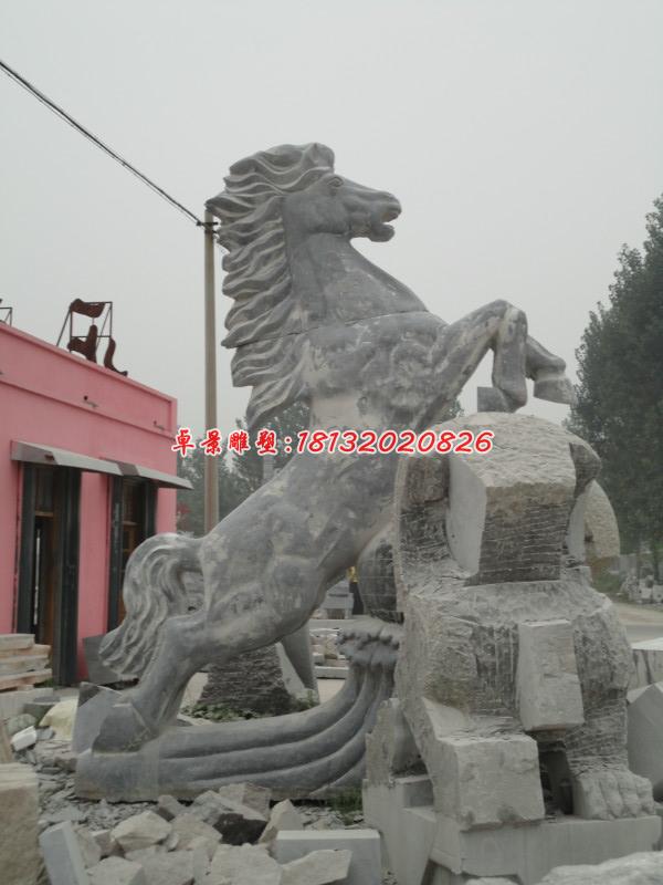 廣場(chǎng)立馬石雕，青石動(dòng)物雕塑