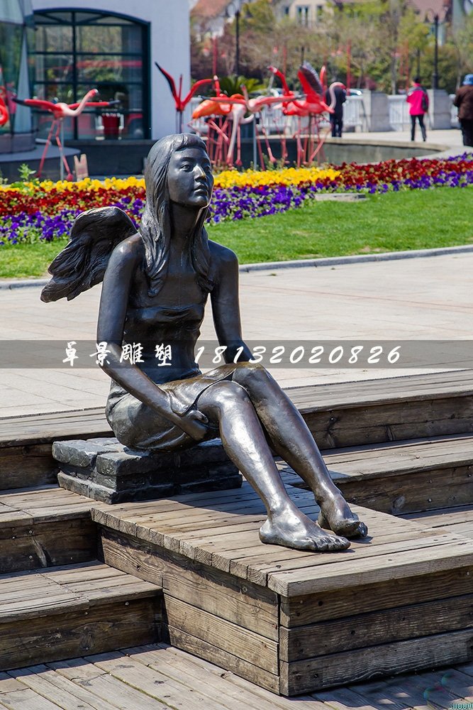 坐在路邊的少女銅雕，公園人物雕塑