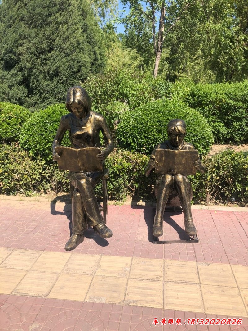 銅雕學(xué)?？磿宋?>
    <p>卓景雕塑公司擁有多款銅雕學(xué)校看書人物模具，可快速完成銅雕學(xué)?？磿宋锏亩ㄖ粕a(chǎn)，另外，我廠還可調(diào)整作品的材質(zhì)、大小、樣式，并支持按圖定制！</p>
    <p>影響銅雕學(xué)?？磿宋飪r格的因素有：制作工藝、材質(zhì)、尺寸等，不同尺寸、不同材質(zhì)、不同制作工藝，其價格不盡相同，具體報價如下：</p>
    <ul>
      <li></li>    </ul>
    <p>以上價格僅供參考，如果您要制作銅雕學(xué)?？磿宋?，請聯(lián)系我們（電話/微信：181-3202-0826）獲取最新報價！</p>
    <div   id=